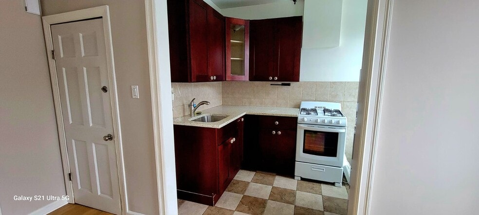 Building Photo - 677 Leonard St