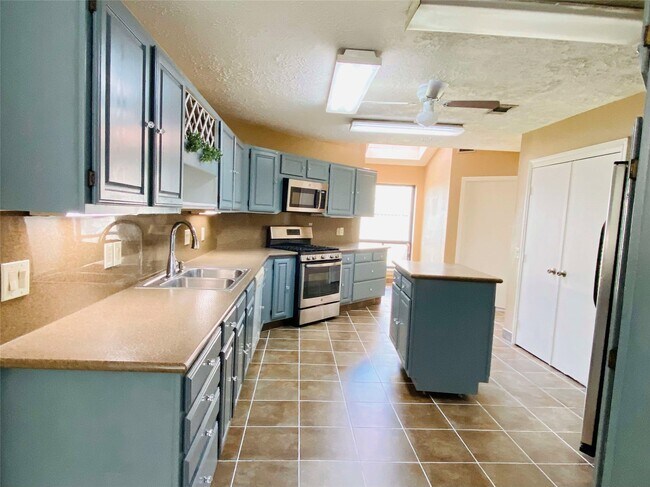 Building Photo - 2001 Highland Hills Dr