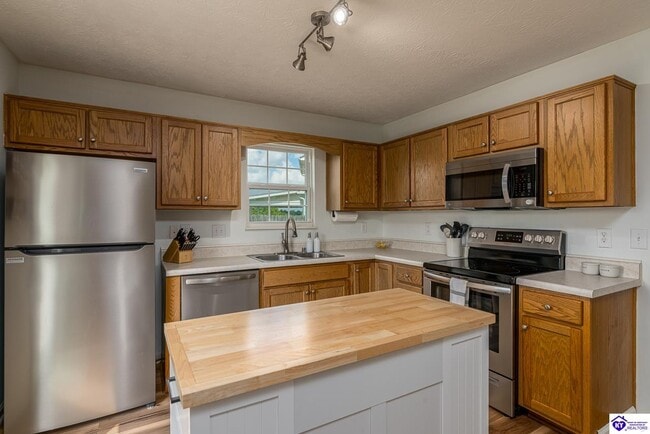 Building Photo - 310 Ivy Pointe Dr