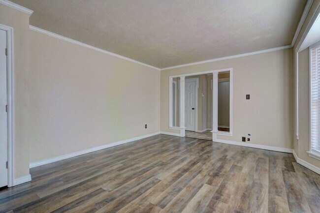 Building Photo - 4 bed 3 bath home!