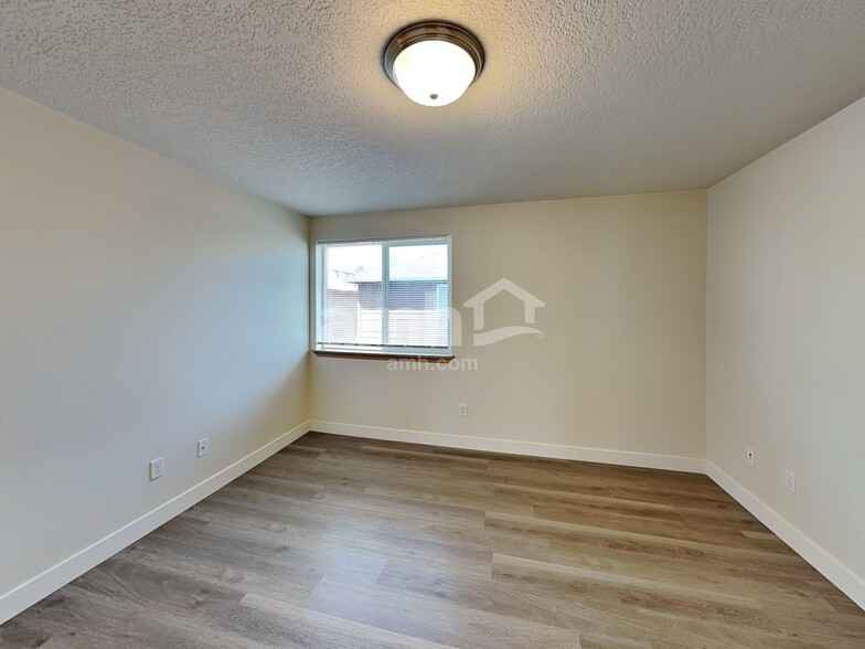 Building Photo - 475 Donna Dr