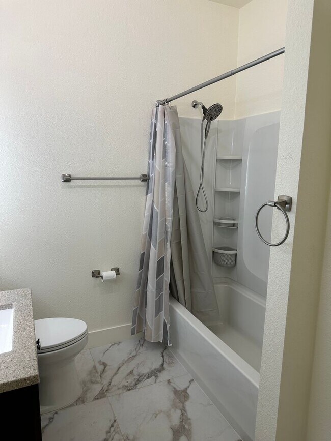 Building Photo - Beautiful Northside Los Banos Rental