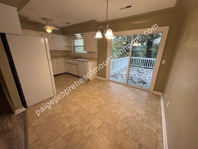 Building Photo - 2/1 in town out of town.