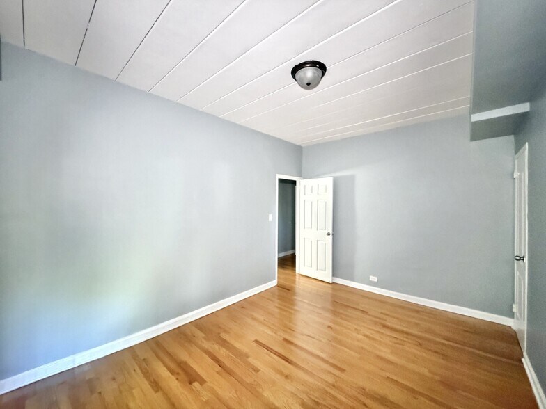Building Photo - 1360 W Touhy Ave