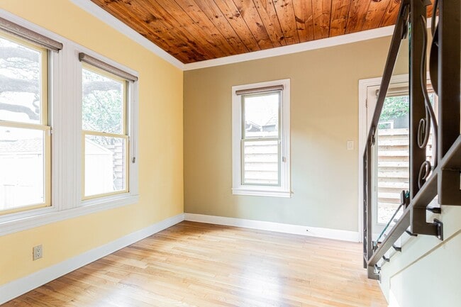 Building Photo - Charming 3 Bed / 2.5 Bath Two-Story Home!