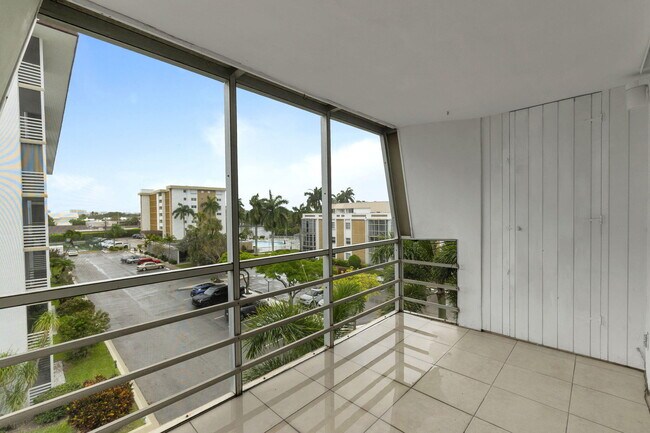 Building Photo - 3040 NE 16th Ave