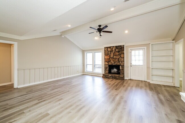 Building Photo - 8280 Shallow Rock Cove