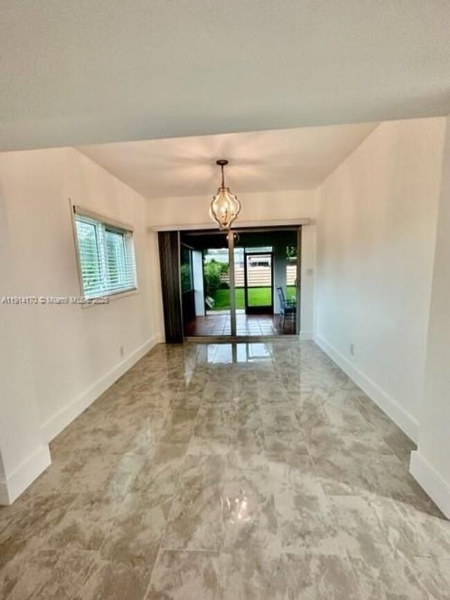 Building Photo - 7439 Twin Sabal Dr