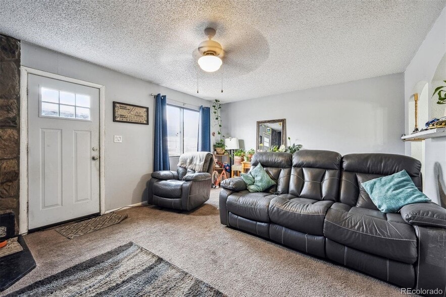 Building Photo - 2567 Rainbow Dr