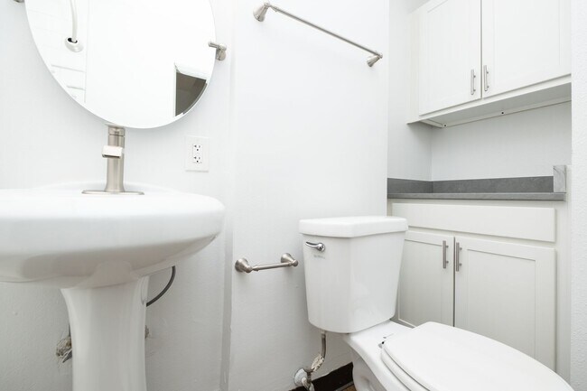 Building Photo - Updated Downtown Studio with A/C in the He...