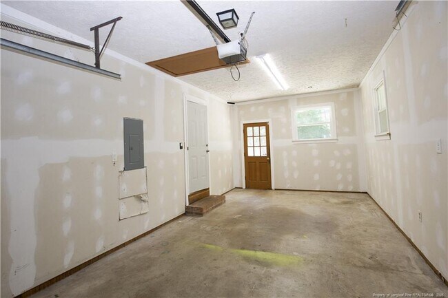 Building Photo - 906 N Glenwood Trail