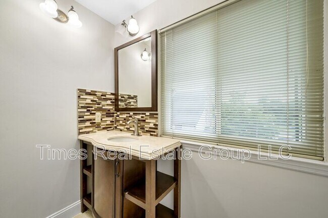 Building Photo - 113 Pinecrest Ln