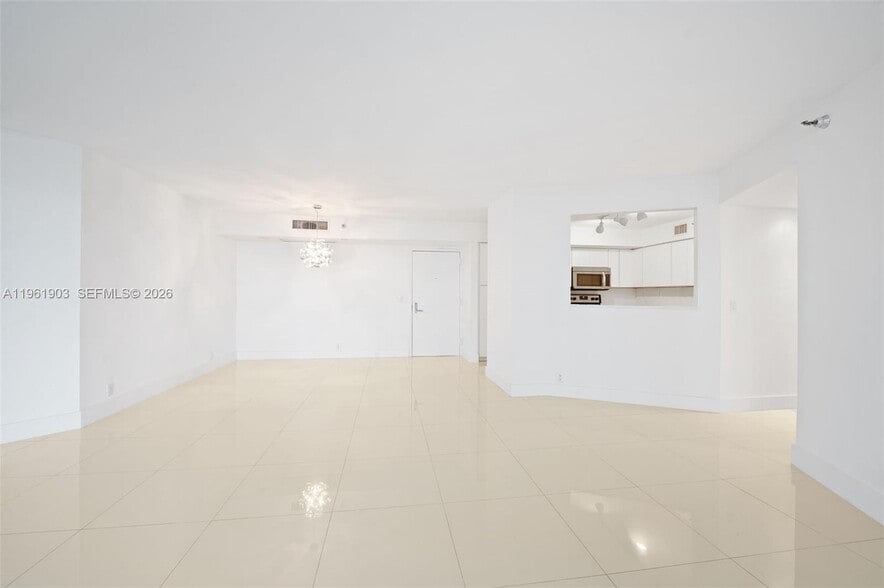 Building Photo - 3500 Mystic Pointe Dr