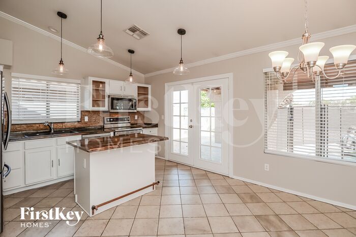 Building Photo - 755 S Del Rancho