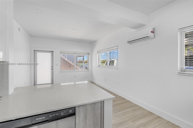 Building Photo - 415 SE 3rd Ave