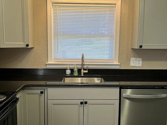 Building Photo - 7 Jones Cir