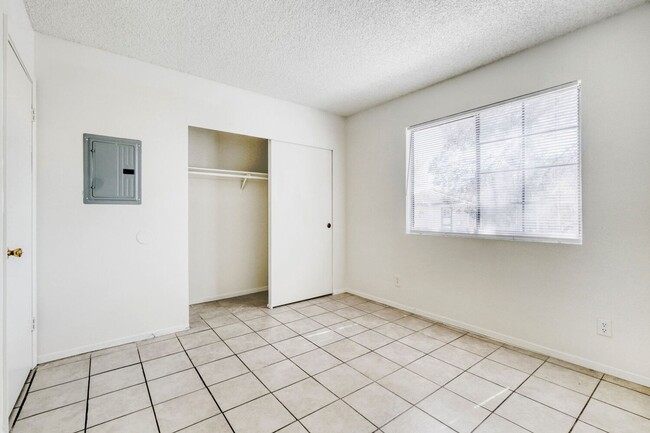 Building Photo - Spacious Upstairs 2-Bedroom, 1-Bath with Fireplace – Move-In Ready