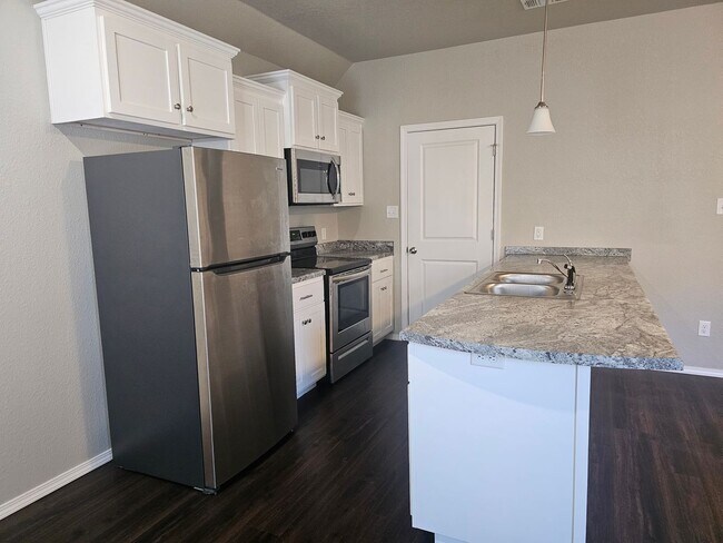 Building Photo - Beautiful New Townhomes in Alma! **MOVE IN...