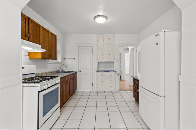 Kitchen - 5949 W Park Ave