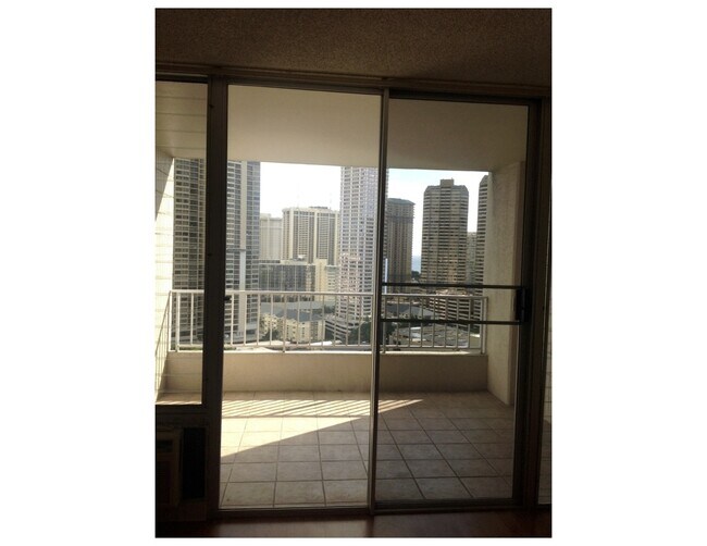 Building Photo - One Bedroom Apt, Excellent Location (Elect...