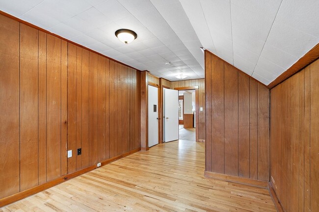 Building Photo - 2 Sutherland St