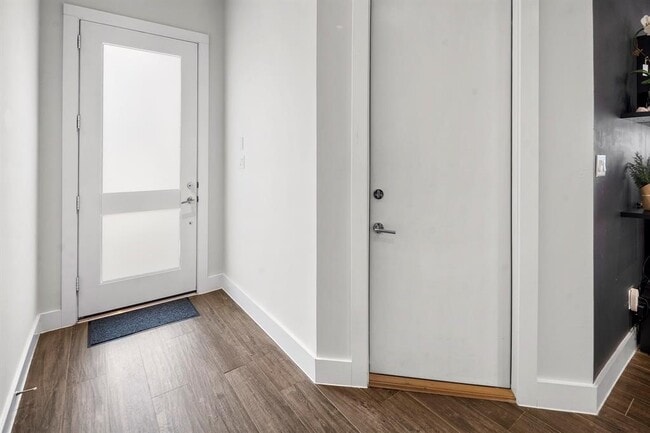 Building Photo - 5511 Paraiso Pl