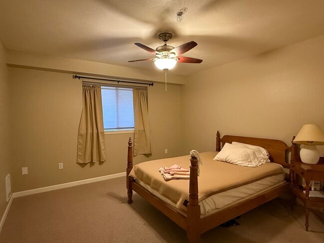 Building Photo - Beautiful 2 Bed 2 Bath Condo Near Sacred H...