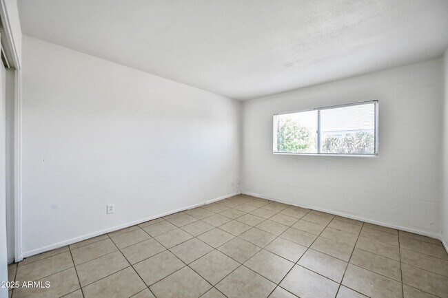 Building Photo - 1710 E Ocotillo Rd