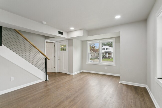 Building Photo - 924 Ivy Ave