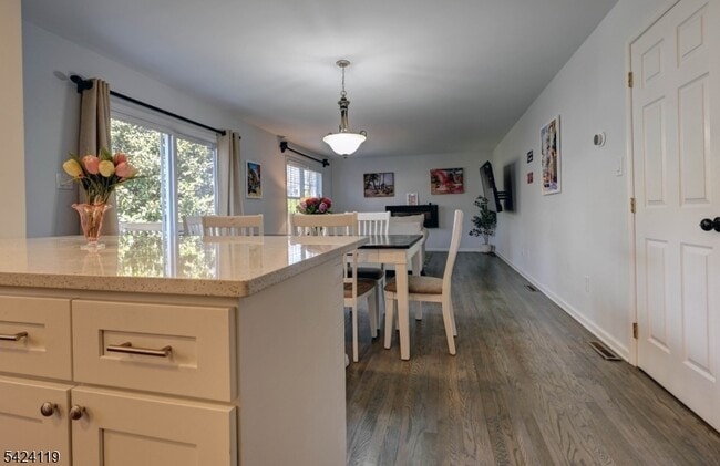 Building Photo - 31 Ashwood Ave