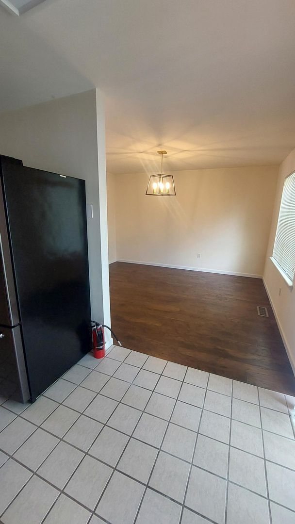 Building Photo - Spacious Townhouse w/Renovated Bathroom