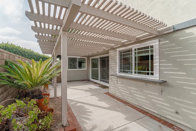Building Photo - Beautiful 4 Bd Townhouse