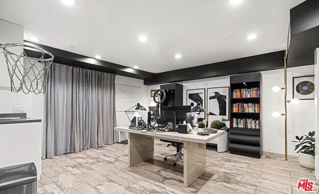 Building Photo - 615 6th Ave