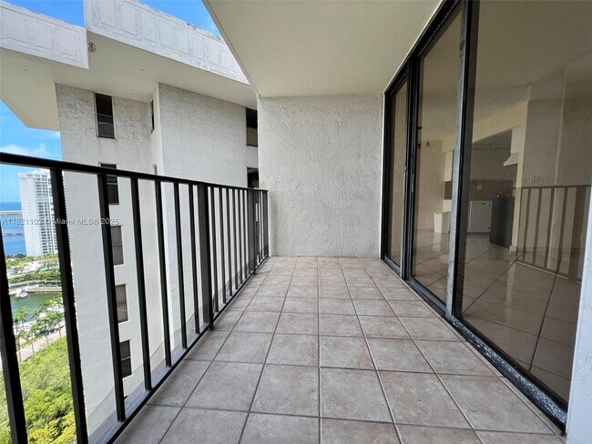 Building Photo - 18181 NE 31st Ct