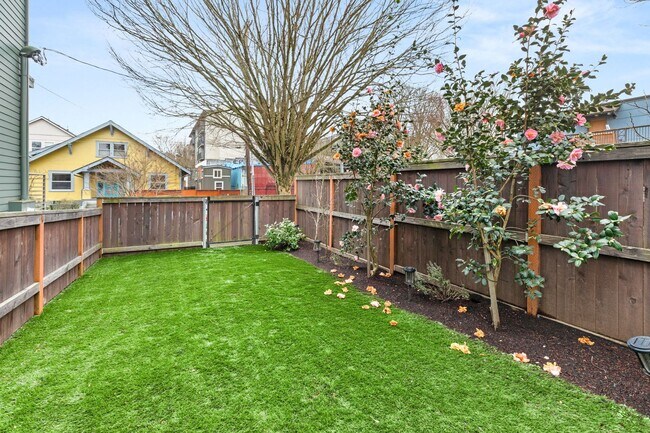 Building Photo - Stunning, Modern 4 bed home with attached ADU in King Neighborhood - AVAILABLE NOW!!