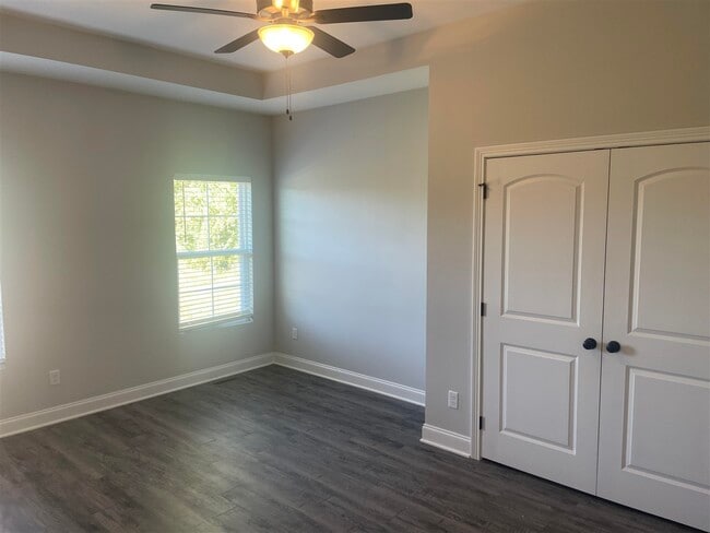 Building Photo - 705 Village Creek Dr