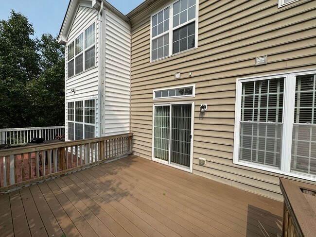 Building Photo - Gorgeous 3 Bed 2.5 Bath Interior Townhome ...