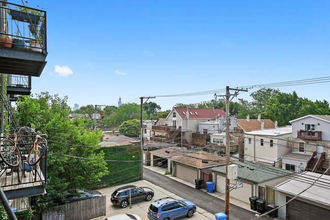 Building Photo - 2629 W Chicago Ave