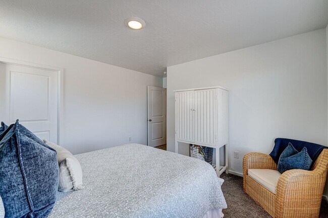 Building Photo - 3 BEDROOM Long Valley Townhome with all the Amenities