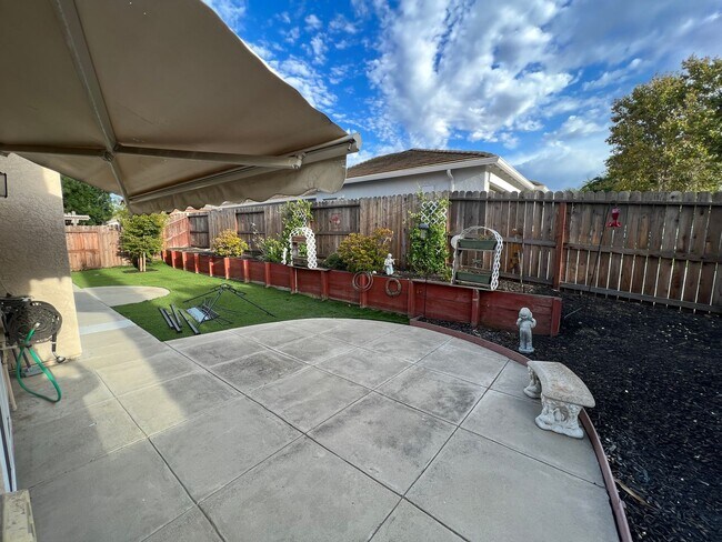 Building Photo - INCREDIBLY RARE & IMMACULATE 4 BEDROOM SIN...