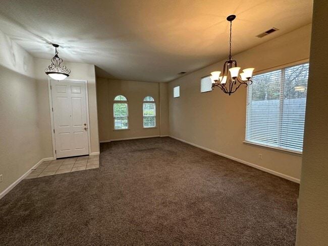 Building Photo - Charming 4 bedroom, 2 bathroom single fami...