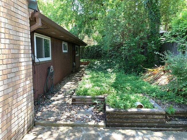 Building Photo - 11207 Hidden Bluff Dr