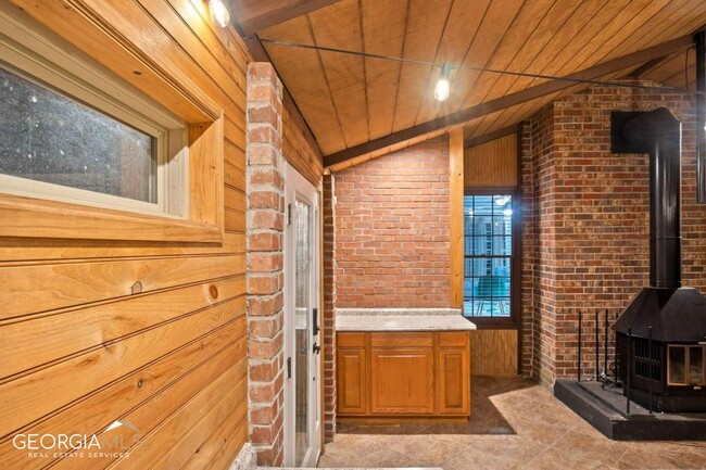 Building Photo - 661 Luther Ct