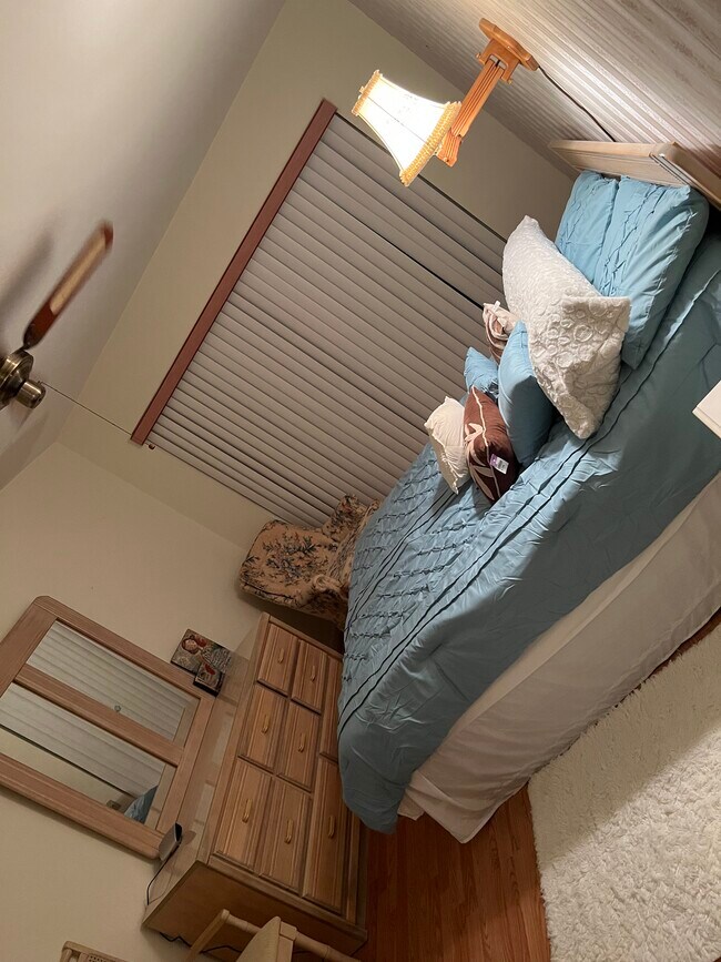 Master bedroom. Queen bed. - 3575 Bennington Dr
