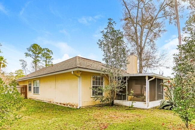 Building Photo - 1906 Suwannee River Dr