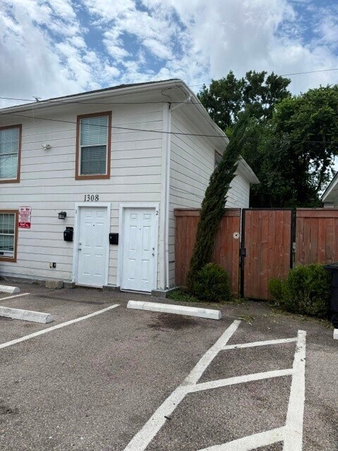 Building Photo - 1308 Genova St