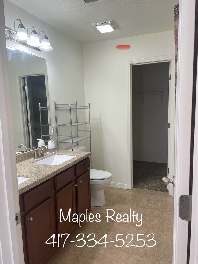 Building Photo - 3 Bedroom, 2 Bath Home for RENT in Hollister, MO