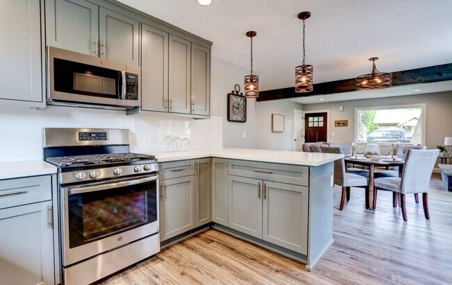 Building Photo - Charming 3-Bedroom Home with Spacious Yard...