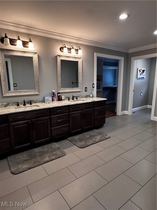 Building Photo - 7633 Hidden Valley Dr