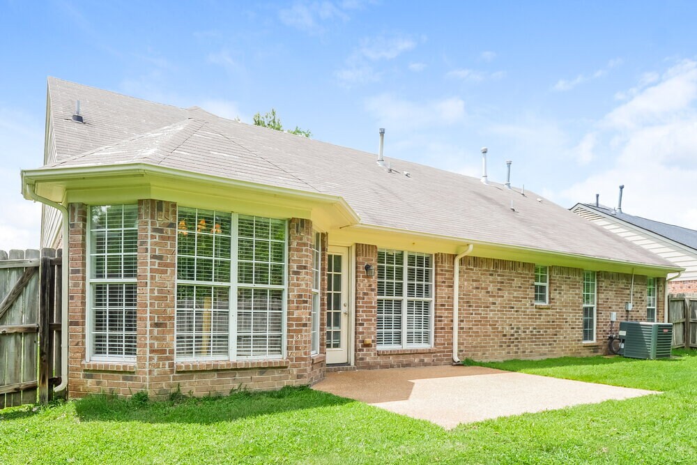 Building Photo - 10316 Cottage Oaks Dr